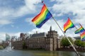 De parade van de gay pride en de presentaties op de Lange Vijverberg werden vandaag gecancelled ivm de harde wind. Drag Queens en andere bezoekers verzamelen zich bij café Achterom. 
