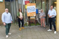 Bekijk details van Wethouder Robert van Asten geeft startsein pop-up bibliotheek Moerwijk