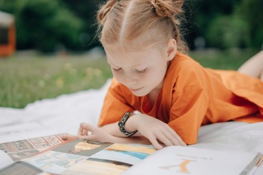 Een meisje dat een boek leest