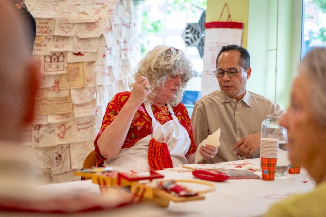 samen borduren voor haags kunstproject thuis in den haag